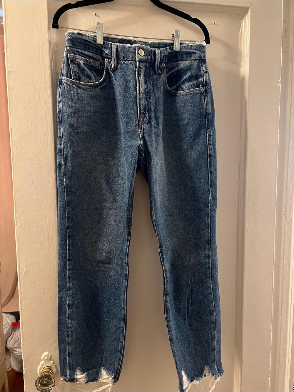 Good American Mid-Blue Straight Jeans with Frayed Hem